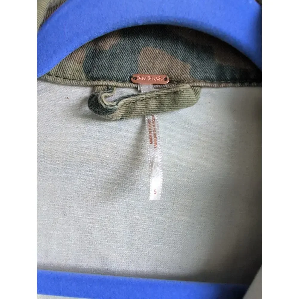 Free People Camo Printed Cropped Denim Jacket size Small - Picture 3 of 6